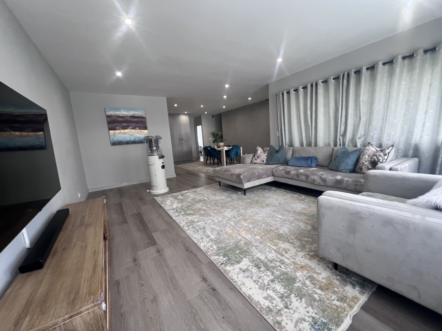 To Let 4 Bedroom Property for Rent in Royal Ascot Western Cape